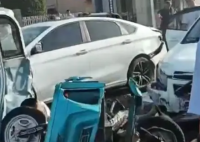 男子开车送妹妹上学出事故致2死4伤 简直令人痛心