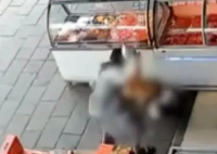 幼童被狗撕咬并拖走数米 多人解救 背后真相实在让人惊愕