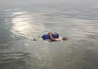 凌晨4点男子散步看手机失足坠海 简直太恐怖了