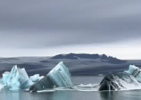 游客拍下巨型冰川爆裂瞬间 画面曝光简直太意外了