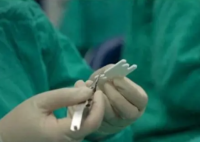 陶勇重新拿起手术刀:继续为大家服务 经过近一年涅槃重生般的康复训练