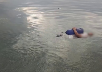 男子刷手机掉海里漂了3小时获救 因看手机太专注不慎失足落入海中