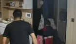 地震瞬间一家四口带行李秒出门 好在自家在三楼