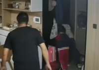 地震瞬间一家四口带行李秒出门 好在自家在三楼