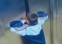 小孩因电梯故障被困徒手扒开门逃生 简直太吓人了