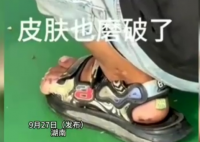 男孩穿不合脚凉鞋跑步 老师送新鞋 孩子可能会铭记终生