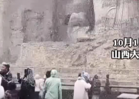 山西大同降大雪 游客“白了头” 引得大量游客驻足观赏