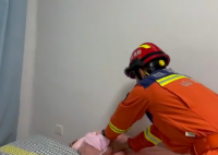 男子裹6床被子卡进床缝出不来 这真是人才