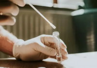 女病毒学家给自己注射病毒 背后真相简直太恐怖了