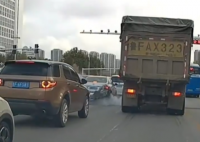 货车爆胎把旁边小车“车屁股”吹跑了 画面简直不忍直视