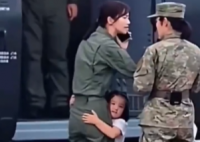 小朋友紧紧抱住女飞行员徐枫灿 这画面太暖了