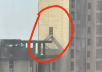 28楼业主破墙开门 搭梯通往隔壁楼顶 事件始末2024最新消息