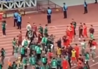 赛后球迷摇旗高喊继续战斗 实在太可惜了