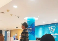 刘谦独自就医略显孤独 原因竟是这样让人心疼