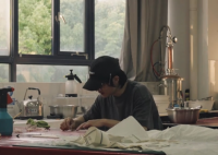 小伙上班视频成网友解压助眠神器 这也太解压了