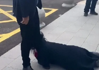 女子替丈夫讨18万欠薪 匍匐在地痛哭 原因竟是这样太崩溃了