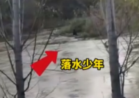 男孩坠河漂10多公里后获救 画面曝光实在太惊险了