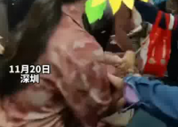老人因插队与女乘客互相踢踹扯头发 画面曝光简直不忍直视