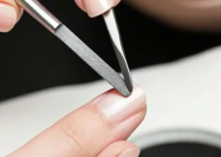 24岁女生指甲长出玛莎拉蒂标志 到底是什么样的？