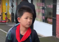 8岁男孩捡到独居老人全部积蓄15万 实在太暖心了