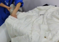 羽绒服敢卖199赌的就是你不懂 造假真相简直太让人气愤