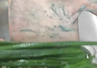 网友买到“掉色葱” 农科院回应 为什么掉色什么原因？