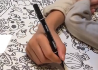 10岁女孩画漫画创上百个卡通形象 这也太厉害了吧