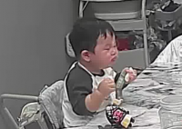 保姆海姆立克法救下10月大婴儿 实在太惊险了