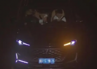 13岁男孩凌晨偷拿钥匙开车上路 实在太惊险了