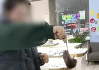 女子徒手揪老鼠尾巴被反咬一口 实在太惊险了