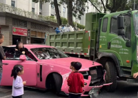 被撞劳斯莱斯车主捐出全部打赏 为什么引争议什么原因？