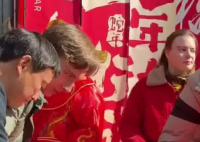 外国人已快进到体验过年三件套了 为什么这么多人关注？