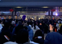 兵马俑游客羽绒服的毛都挤出来了 原因竟是这样太无奈了