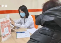 女儿陪妈妈看病被医生看出脑瘤 这也太厉害了