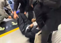 深圳一男子在地铁晕倒 乘客接力相助 引发众多网友点赞