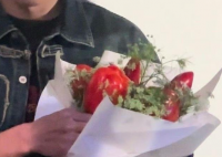 刘昊然重庆路演被送辣椒花 看那表情就知道有多喜欢了