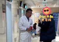 医生下门诊后向患者要了个肉夹馍 究竟是怎么回事？