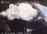 高速路女子与司机争吵 车辆失控 这也太可怕了