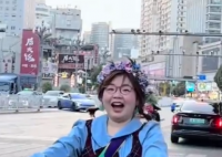 女生来云南散心前后判若两人 为什么差距这么大？