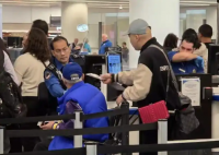 赵本山坐轮椅现身机场 知情人曝原因 事件始末2025最新消息