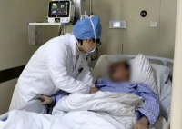 男子饭后肚子剧痛抽出牛奶血 究竟是怎么回事？