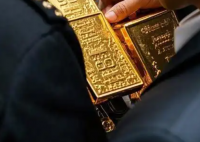 金价跳水 有人凌晨4点排队买黄金 背后真相实在让人惊愕