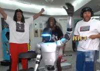 外国博主开箱春晚同款机器人 究竟是什么样的？