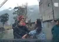 大妈强硬拦婚车 拿砖头砸车头 背后真相实在让人惊愕