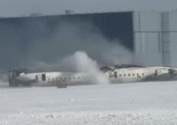 美客机着陆倒翻 乘客惊慌爬出机舱 为什么倒翻什么原因？