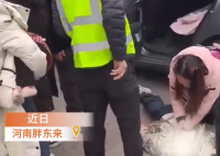 男童突发窒息 路过医务人员跨栏救人 这也太危险了