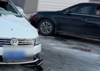 父母车祸轻微伤 女子跪谢爱车护主 这也太吓人了