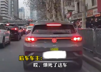 女子主干道停车下来排队买烧麦 到底是什么情况？