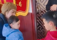 8岁小孩哥给肘关节脱位女宝正骨 效果都还不错