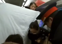 孕妇火车上分娩 众人举窗帘帮接生 事件始末2025最新消息
